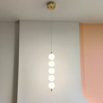 Lustră LED de Lux Gold Modernă Nordică cu 5 Bile Albe, Model DM-G3871-5 – Iluminat Elegant pentru Spații Contemporane