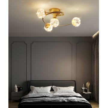 Lustră Suspendată Aurie cu Design Elegant și 4 Abajururi – O Alegere Luxoasă pentru Ambianțe Interioare, Model DM3396-4
