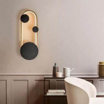 Aplica de Perete Artistică, Design Modern cu Iluminare Negru/Auriu – Iluminat Elegant pentru Spații Contemporane